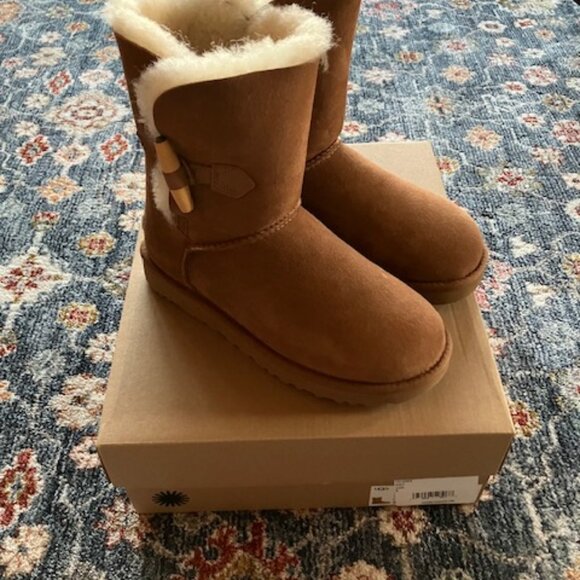 Ugg KeelyBoot - Picture 1 of 4